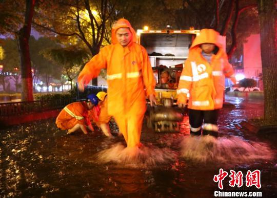 图为:救援人员在现场处置。 何蒋勇 摄 图为:救援人员在现场处置。 何蒋勇 摄