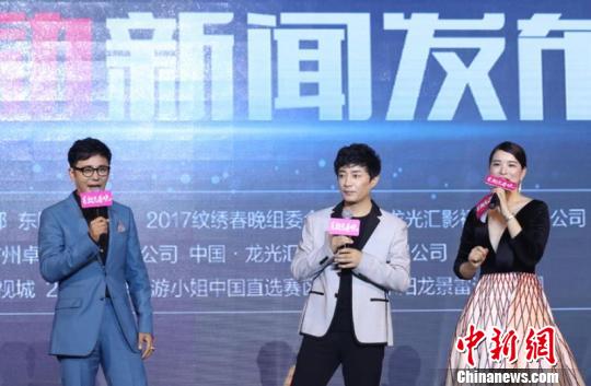 图为:演员宗峰岩(左一)、何中华(左二)。主办方供图 图为:演员宗峰岩(左一)、何中华(左二)。主办方供图