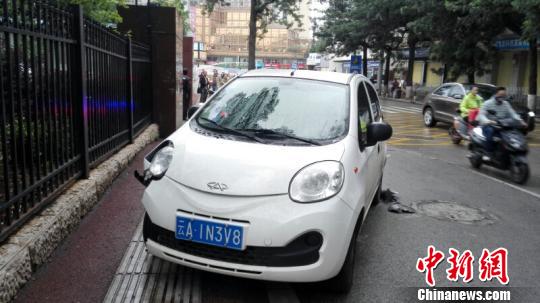 图为肇事的共享电动汽车。 钟欣 摄 图为肇事的共享电动汽车。 钟欣 摄