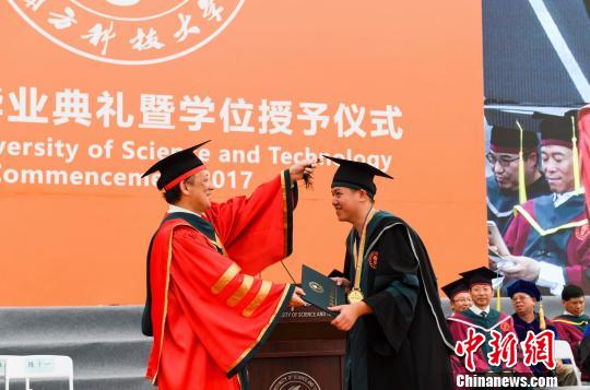 毕业生们接受陈十一校长流苏受礼。南科大供图 毕业生们接受陈十一校长流苏受礼。南科大供图