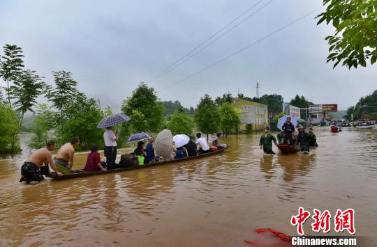 民兵用木船转移怀化辰溪县受灾民众。 民兵用木船转移怀化辰溪县受灾民众。