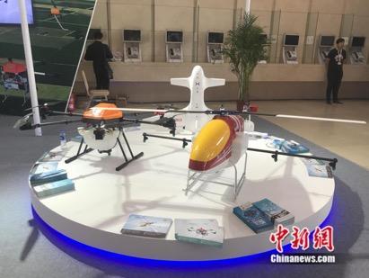 6月30日，三架无人机在展台上“排排坐”，这三款无人机主要运用在农业领域。潘心怡摄