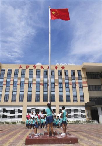 6月29日,三沙市永兴学校举行升旗仪式。这里是永兴岛上唯一的学校,也是祖国最南端的学校。 6月29日,三沙市永兴学校举行升旗仪式。这里是永兴岛上唯一的学校,也是祖国最南端的学校。