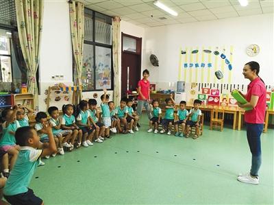 学校有24名幼儿园学生,老师针对他们的年龄特点,实行混龄班教学。 学校有24名幼儿园学生,老师针对他们的年龄特点,实行混龄班教学。