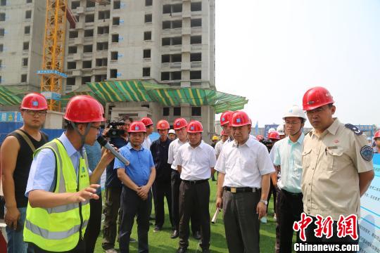 观摩交流。 钟欣 摄 观摩交流。 钟欣 摄