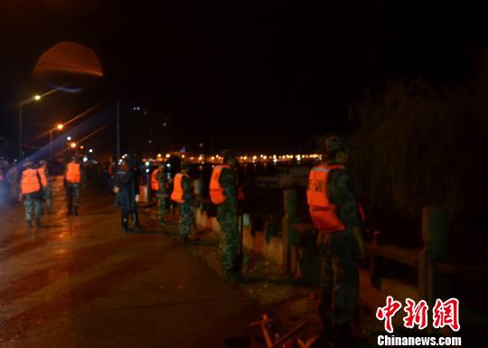 科大毕业生进入大堤 王鹏 摄 科大毕业生进入大堤 王鹏 摄