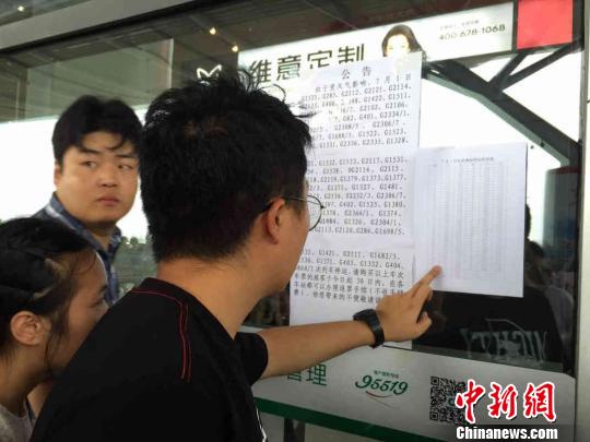 进站口,乘客在查看停运车次公告。 鲁毅 摄 进站口,乘客在查看停运车次公告。 鲁毅 摄