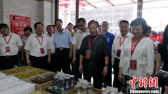 广东省委原副书记蔡东士、广东省原副省长雷于蓝、揭阳市委书记李水华等参观考察新启用的康美中药城。 陈启任 摄 广东省委原副书记蔡东士、广东省原副省长雷于蓝、揭阳市委书记李水华等参观考察新启用的康美中药城。 陈启任 摄