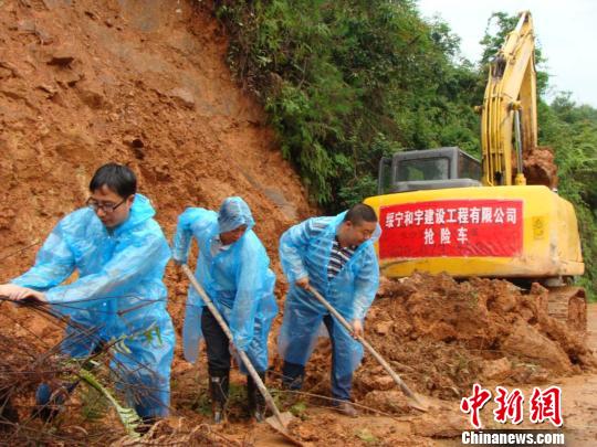 图为爱心企业工作人员在清理塌方。 图为爱心企业工作人员在清理塌方。
