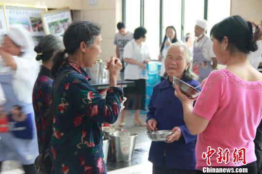 图为安置点受灾群众在用餐。 图为安置点受灾群众在用餐。