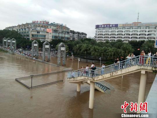 图为漓江水漫上桂林解放桥下穿通道。 钟欣 摄 图为漓江水漫上桂林解放桥下穿通道。 钟欣 摄
