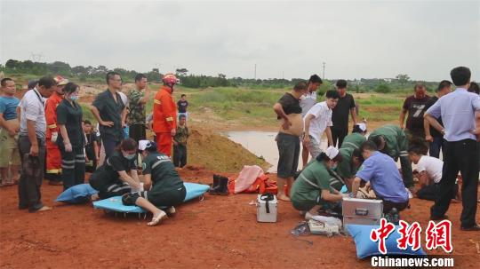 现场急救人员立即对被困车内的落水人员实施抢救。 钟欣 摄 现场急救人员立即对被困车内的落水人员实施抢救。 钟欣 摄