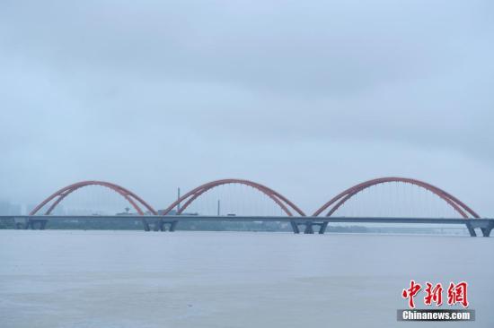 6月30日,洪水淹没了长沙三汊矶大桥大部分桥墩。当日,连日降雨致湖南湘江长沙段水猛涨,据长沙水文站监测数据显示,截止30日16时,湘江长沙段水位涨至37.57米,超警戒水位1.57,直逼1998年历史最高水位39.18米。 记者 杨华峰 摄 6月30日,洪水淹没了长沙三汊矶大桥大部分桥墩。当日,连日降雨致湖南湘江长沙段水猛涨,据长沙水文站监测数据显示,截止30日16时,湘江长沙段水位涨至37.57米,超警戒水位1.57,直逼1998年历史最高水位39.18米。 记者 杨华峰 摄