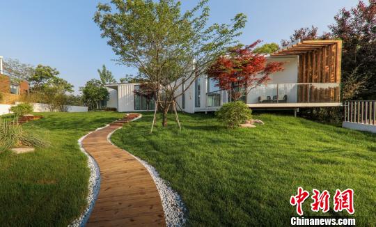 图为扬州依河而建集装箱野奢酒店。 聂超 摄 图为扬州依河而建集装箱野奢酒店。 聂超 摄