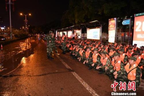 官兵在长沙市区湘江沿线严阵以待。 杨华峰 摄 官兵在长沙市区湘江沿线严阵以待。 杨华峰 摄