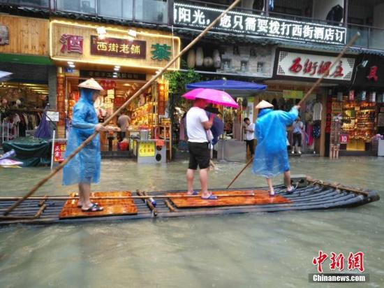 竹伐在阳朔街道内穿行。赵琳露 摄 竹伐在阳朔街道内穿行。赵琳露 摄
