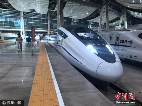 新型卧铺动车组。采用16节编组,全列软卧,运营时速250公里,总定员880人,列车从旅客乘坐舒适性、私密性和多样化功能需求等方面采用了全新设计,进一步提升动卧的服务品质。 张进刚 邓旺强 摄 图片来源:视觉中国 新型卧铺动车组。采用16节编组,全列软卧,运营时速250公里,总定员880人,列车从旅客乘坐舒适性、私密性和多样化功能需求等方面采用了全新设计,进一步提升动卧的服务品质。 张进刚 邓旺强 摄 图片来源:视觉中国