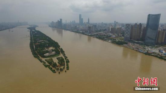7月2日13时,湘江长沙站水位39.41米,超保证水位1.04米,超警戒水位3.41米,较12时上涨0.02米;浏阳河朗梨站水位40.97米,超保证水位2.47米,超警戒水位4.97米,与12时持平;沩水宁乡站水位40.83米,水势较最高水位回落3.6米。图为长沙橘子洲观光台被淹。记者 杨华峰 摄 7月2日13时,湘江长沙站水位39.41米,超保证水位1.04米,超警戒水位3.41米,较12时上涨0.02米;浏阳河朗梨站水位40.97米,超保证水位2.47米,超警戒水位4.97米,与12时持平;沩水宁乡站水位40.83米,水势较最高水位回落3.6米。图为长沙橘子洲观光台被淹。记者 杨华峰 摄