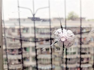 图为被钢珠击中的玻璃。本报记者 胡杰 摄