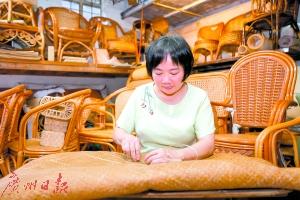 梁雁嫦在店内修补藤席。 梁雁嫦在店内修补藤席。