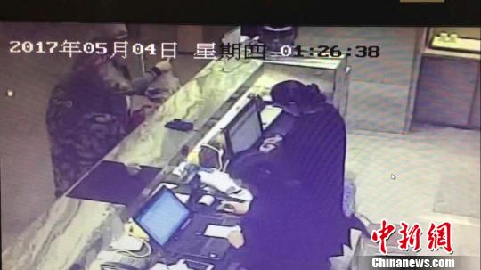 警方调取的张某在西安某宾馆的监控视频。 警方供图 摄 警方调取的张某在西安某宾馆的监控视频。 警方供图 摄