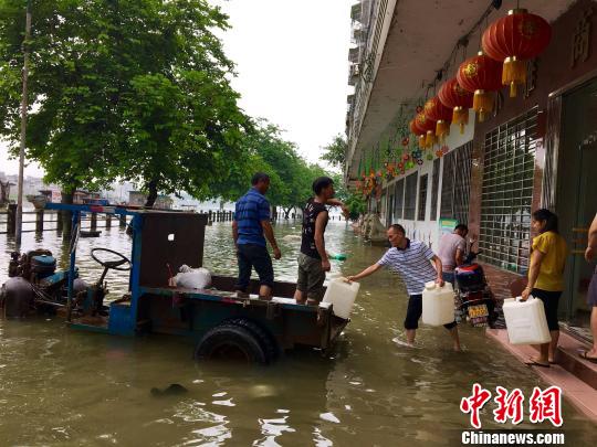 民众自发转移物资。 韦石明 摄 民众自发转移物资。 韦石明 摄