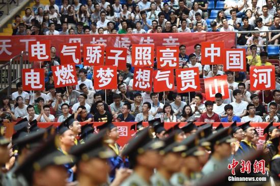 7月1日,山西省太原理工大学举行2017年毕业典礼,毕业生手举标语牌告别母校。记者 韦亮 摄 7月1日,山西省太原理工大学举行2017年毕业典礼,毕业生手举标语牌告别母校。记者 韦亮 摄