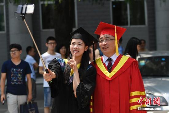 7月1日,山西省太原理工大学举行2017年毕业典礼,毕业生与校长黄庆学合影留念。记者 韦亮 摄 7月1日,山西省太原理工大学举行2017年毕业典礼,毕业生与校长黄庆学合影留念。记者 韦亮 摄