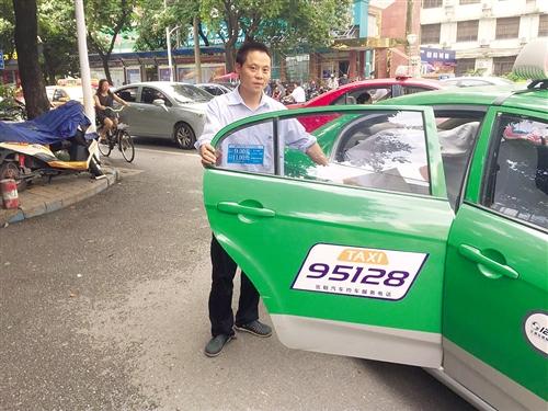 邓师傅说当晚伤者就昏迷在座位上 本报记者 韦东 摄 邓师傅说当晚伤者就昏迷在座位上 本报记者 韦东 摄