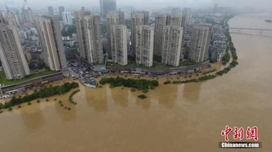 7月3日,因受连日暴雨影响,广西柳江河柳州段出现超警戒水位。图为被水淹的柳州市滨江东路。 王以照 摄 7月3日,因受连日暴雨影响,广西柳江河柳州段出现超警戒水位。图为被水淹的柳州市滨江东路。 王以照 摄