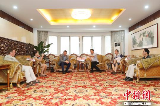 7月4日，以乌克兰记者协会主席谢尔盖？托米连科(左三)为团长的乌克兰新闻代表团到访。社长章新新(右三)会见代表团一行，双方就加强媒体交流合作等议题进行了会谈。　盛佳鹏 摄