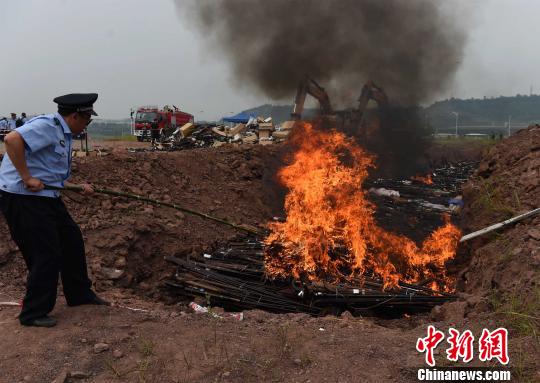 图为非法枪支被点燃销毁。 周毅 摄 图为非法枪支被点燃销毁。 周毅 摄