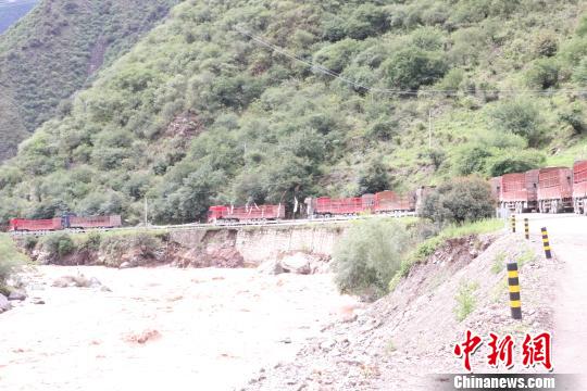 道路抢通前,318国道海通沟段滞留的车辆。 杨宁 摄 道路抢通前,318国道海通沟段滞留的车辆。 杨宁 摄
