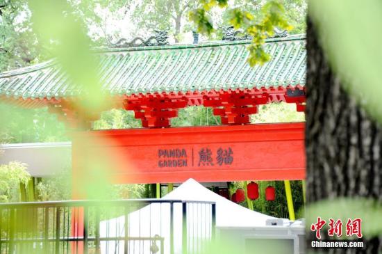 阔别五年后,德国柏林终于再度迎来一对中国大熊猫。图为7月4日拍摄的开放前夕的柏林动物园大熊猫馆。7月5日,来自中国的“梦梦”和“娇庆”将正式与德国公众见面。记者 彭大伟 摄 阔别五年后,德国柏林终于再度迎来一对中国大熊猫。图为7月4日拍摄的开放前夕的柏林动物园大熊猫馆。7月5日,来自中国的“梦梦”和“娇庆”将正式与德国公众见面。记者 彭大伟 摄