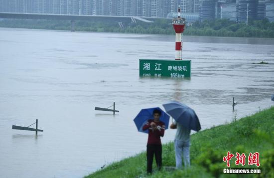 长沙湘江路沿江风光带上的指路牌被淹没大半。 记者 杨华峰 摄 长沙湘江路沿江风光带上的指路牌被淹没大半。 记者 杨华峰 摄