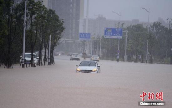 7月1日,长沙含浦大道上一辆小车被洪水围困。当日,暴雨致长沙城区多处内涝。杨华峰 摄 7月1日,长沙含浦大道上一辆小车被洪水围困。当日,暴雨致长沙城区多处内涝。杨华峰 摄