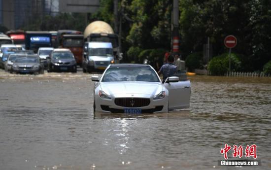 7月4日,因连续强降雨和长时间高水位浸泡,长沙浏阳河竹沙桥泵站出现一处险情,河水倒溢。 杨华峰 摄 7月4日,因连续强降雨和长时间高水位浸泡,长沙浏阳河竹沙桥泵站出现一处险情,河水倒溢。 杨华峰 摄