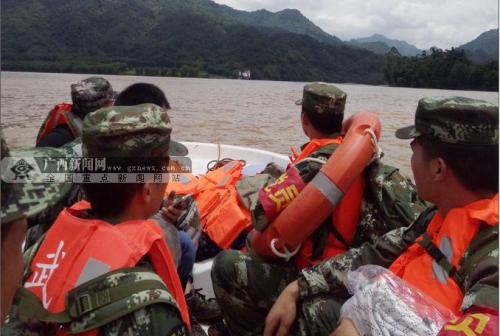 武警官兵乘坐冲锋舟赶往事发地点。广西新闻网通讯员 缪俊林摄 武警官兵乘坐冲锋舟赶往事发地点。广西新闻网通讯员 缪俊林摄