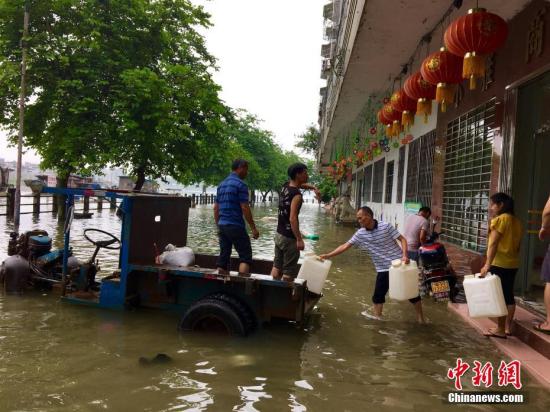 7月3日,受强降雨带移动影响,西江上游广西柳江、桂江等沿岸普降大到暴雨、局部大暴雨。 记者 韦石明 摄 7月3日,受强降雨带移动影响,西江上游广西柳江、桂江等沿岸普降大到暴雨、局部大暴雨。 记者 韦石明 摄