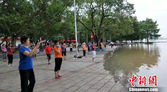肇庆封开县大妈水漫脚边照跳“广场舞”,洪水无阻大妈兴致 伍格英 摄 肇庆封开县大妈水漫脚边照跳“广场舞”,洪水无阻大妈兴致 伍格英 摄
