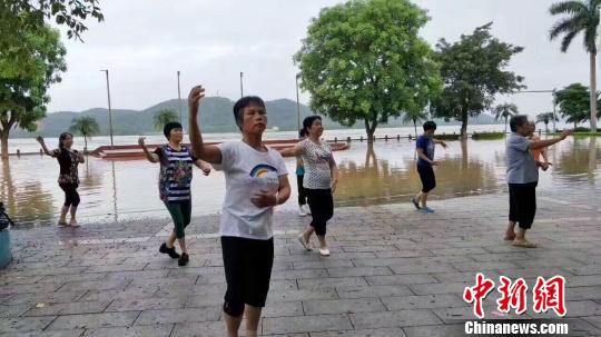 肇庆封开县大妈水漫脚边照跳“广场舞” 伍格英 摄 肇庆封开县大妈水漫脚边照跳“广场舞” 伍格英 摄