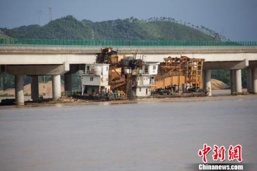 图为工作人员对遇险挖沙船进行拖离准备工作。 陈选平 摄 图为工作人员对遇险挖沙船进行拖离准备工作。 陈选平 摄