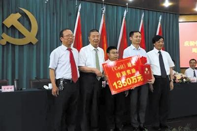 陈学伟获奖1350万时的颁奖仪式。 图/四川农业大学官网 陈学伟获奖1350万时的颁奖仪式。 图/四川农业大学官网