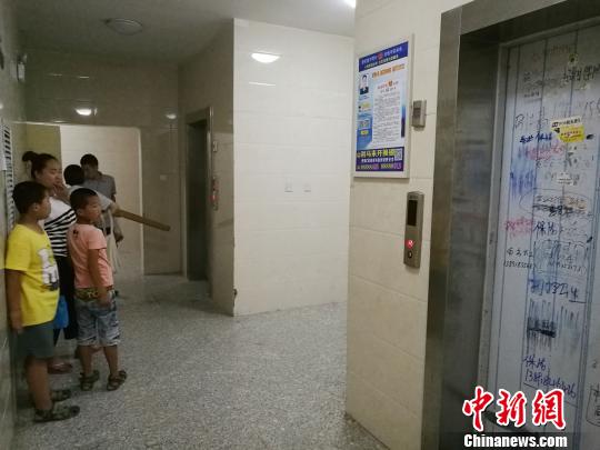 图为小区停电各楼每单元关闭一部电梯。 张枭 摄 图为小区停电各楼每单元关闭一部电梯。 张枭 摄