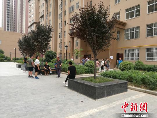 图为小区停电业主在楼下纳凉。 张枭 摄 图为小区停电业主在楼下纳凉。 张枭 摄
