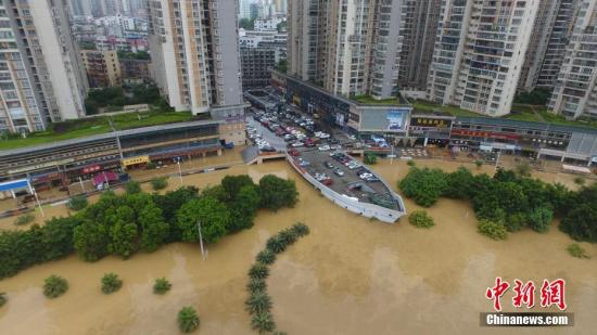 7月3日,因受连日暴雨影响,广西柳江河柳州段出现超警戒水位。图为被水淹的柳州市滨江东路,一个船形建筑犹如在水中“航行”。 王以照 摄 7月3日,因受连日暴雨影响,广西柳江河柳州段出现超警戒水位。图为被水淹的柳州市滨江东路,一个船形建筑犹如在水中“航行”。 王以照 摄