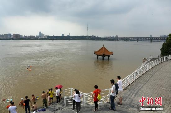 7月2日,长江武汉段水位上涨,武昌黄花矶凉亭被淹。受流域强降雨影响,长江中下游水位全面上涨。记者 张畅 摄 7月2日,长江武汉段水位上涨,武昌黄花矶凉亭被淹。受流域强降雨影响,长江中下游水位全面上涨。记者 张畅 摄