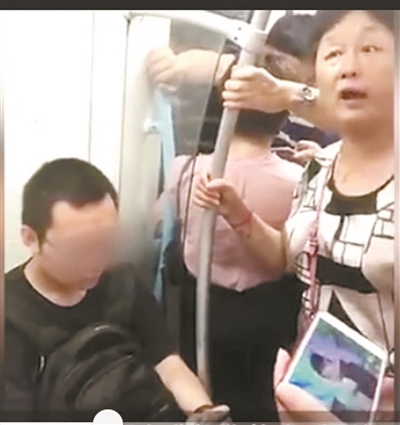 男子未让座遭他人指责 男子未让座遭他人指责