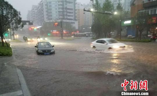 城区部分路段积水严重。自贡交警 供图 城区部分路段积水严重。自贡交警 供图