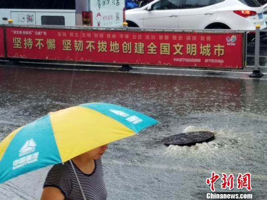 济南市区车辆行人密集,堵车“看海”。 秋歌 摄 济南市区车辆行人密集,堵车“看海”。 秋歌 摄